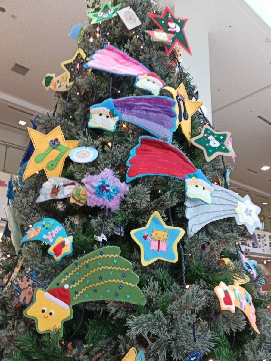 医療センターの今年のクリスマスツリー。 いつも手作りリースで可愛い