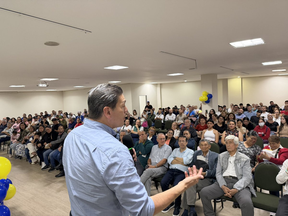 Leti_Ariza's tweet image. Graneadito se le llega a la gente.
No hay bodegas; Juan Carlos Pinzón prefiere ir personalmente y escuchar sus necesidades.

Lo escuché y no ví fallas en su plan de gobierno.