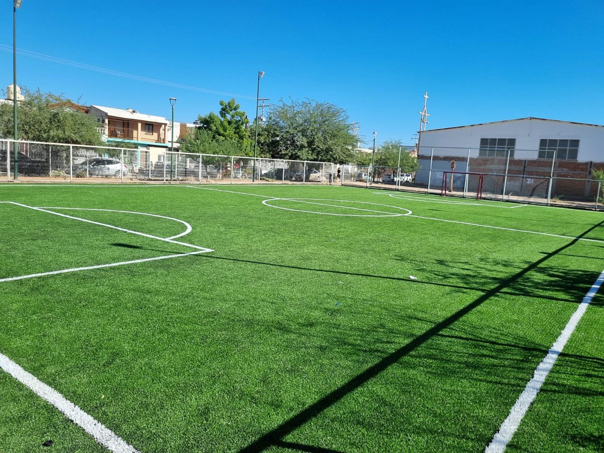 DavidFigueroaO's tweet photo. Vecinos del Parque Nueva Castilla me pidieron apoyo para rehabilitar su cancha de fútbol, abandonada por muchos años. Hoy avanza su remodelación gracias al Gobernador @AlfonsoDurazo y al respaldo de @CECOPSonora.
¡Pronto los niños volverán a jugar en un espacio digno! #Distrito6 https://t.co/0XjYOgtVas