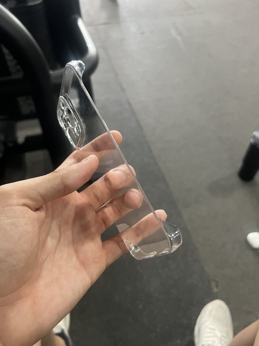 a capa finissima nao protege nada mas oq importa é que fica linda viva estetica!