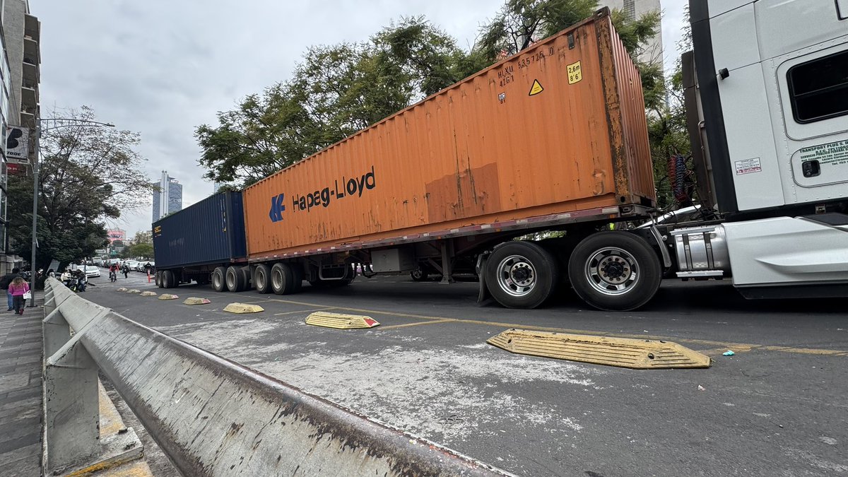 Hoy en avenida Chapultepec antes de llegar a Glorieta de Insurgentes había un tráiler doble remolque estacionado en lugar prohibido <a href="/SSC_CDMX/">SSC CDMX</a> <a href="/UCS_GCDMX/">Unidad de Contacto del Secretario SSC CDMX</a> a unos pasos de sus oficinas, donde los oficiales se estacionan y nadie vio nada, los autos se tenían que meter a la ciclovía