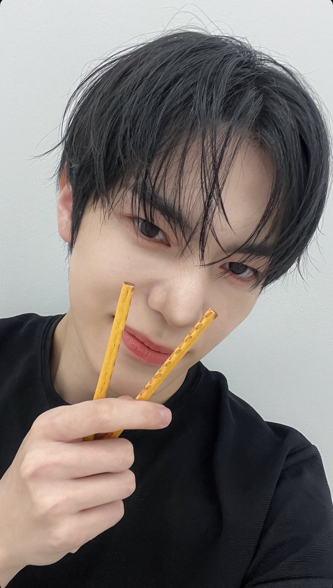 wookikiee's tweet photo. 빼빼로데이 동규 셀카 올라왔다!!!💕💕💕 https://t.co/0L4Nh8LJon