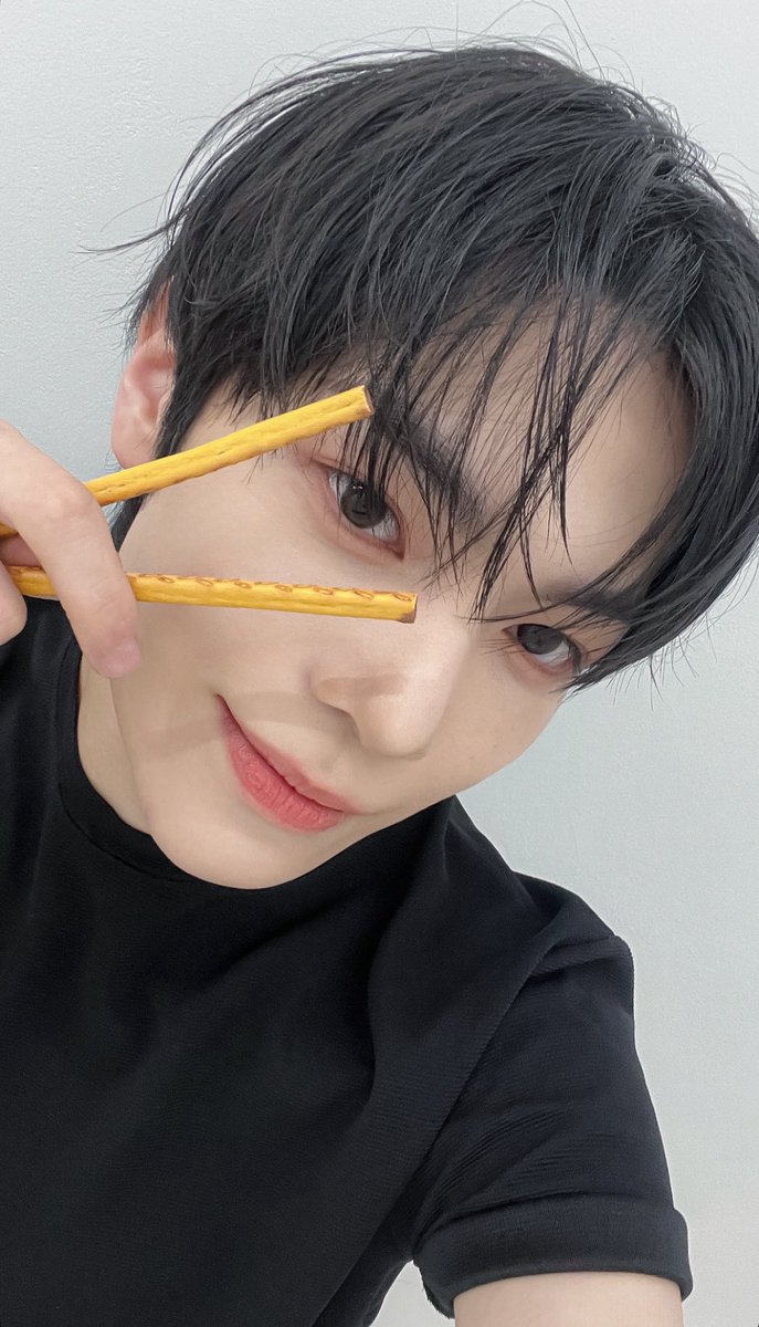 wookikiee's tweet photo. 빼빼로데이 동규 셀카 올라왔다!!!💕💕💕 https://t.co/0L4Nh8LJon
