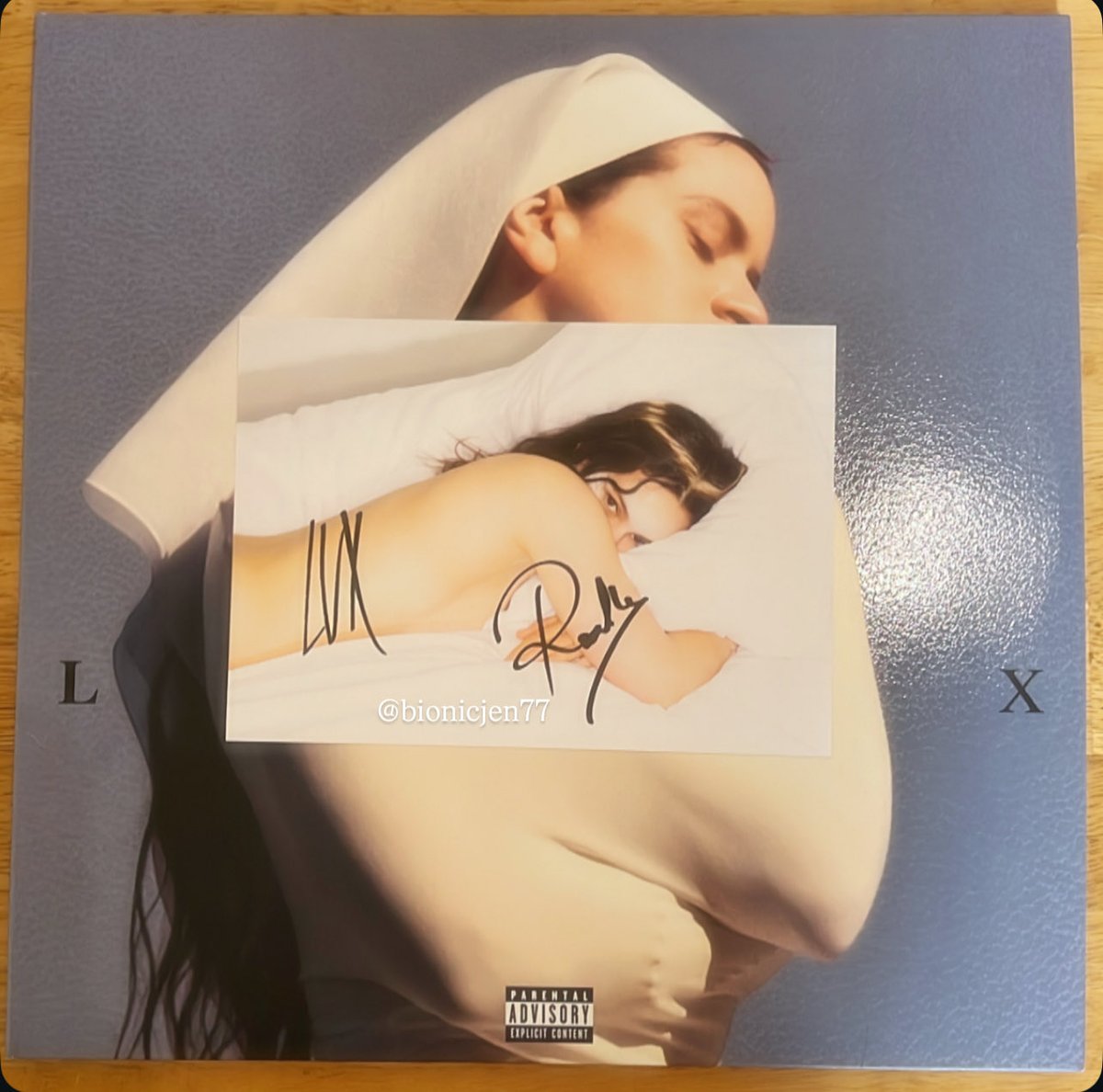 BionicJen77's tweet image. My signed copy of Rosalía’s new album “Lux” on vinyl has arrived ❤️‍🔥😍😱!!!!

I haven’t had time to play the vinyl yet, but I’ve been playing it digitally &amp;amp; the cd 💿 version non stop since last week. 
#Rosalia #lux #rosalialux @hola_rosalia #holarosalia