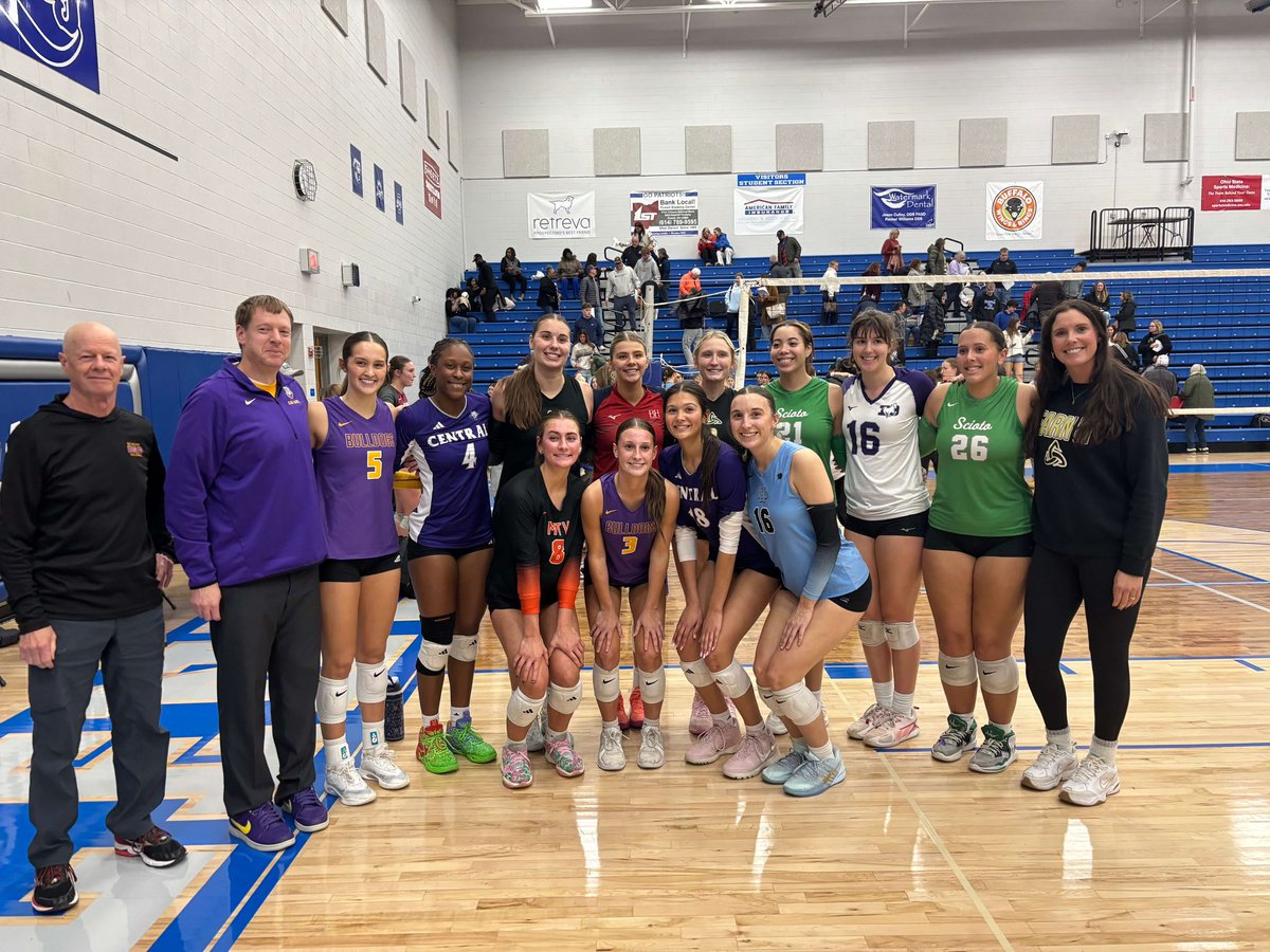 BCBulldogsVB's tweet image. Fun night at the Central District Senior All-Star match. Picking up awards and participating in the game💜🏐💛
