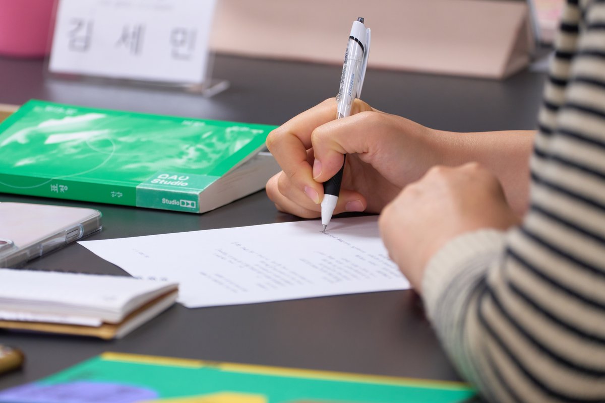 #아트클래스 #쓰기 #에세이 #구달

Studio DAC: 아트 클래스 – 창작
쓰기 – 에세이 𝗥𝗘𝗩𝗜𝗘𝗪 

진짜 이걸로 에세이를 쓸 수 있을까?
에세이와 일기의 다른 점은 무엇일까?

나에게는 어쩌면 소소한 이야기가 
또 다른 누군가를 만나 울림을 줄 수 있는 글이 되기도 합니다.
그것이 에세이의 매력이