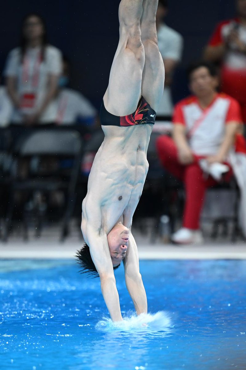 XHSports's tweet photo. π§ "Be water." Bruce Lee's philosophy came to life at the diving arena!
Every jump, twist, and splash blended seamlessly with the water, turning each dive into a flowing masterpiece. π#China #NationalGames #DivingMagic https://t.co/y7pxu5qhJo