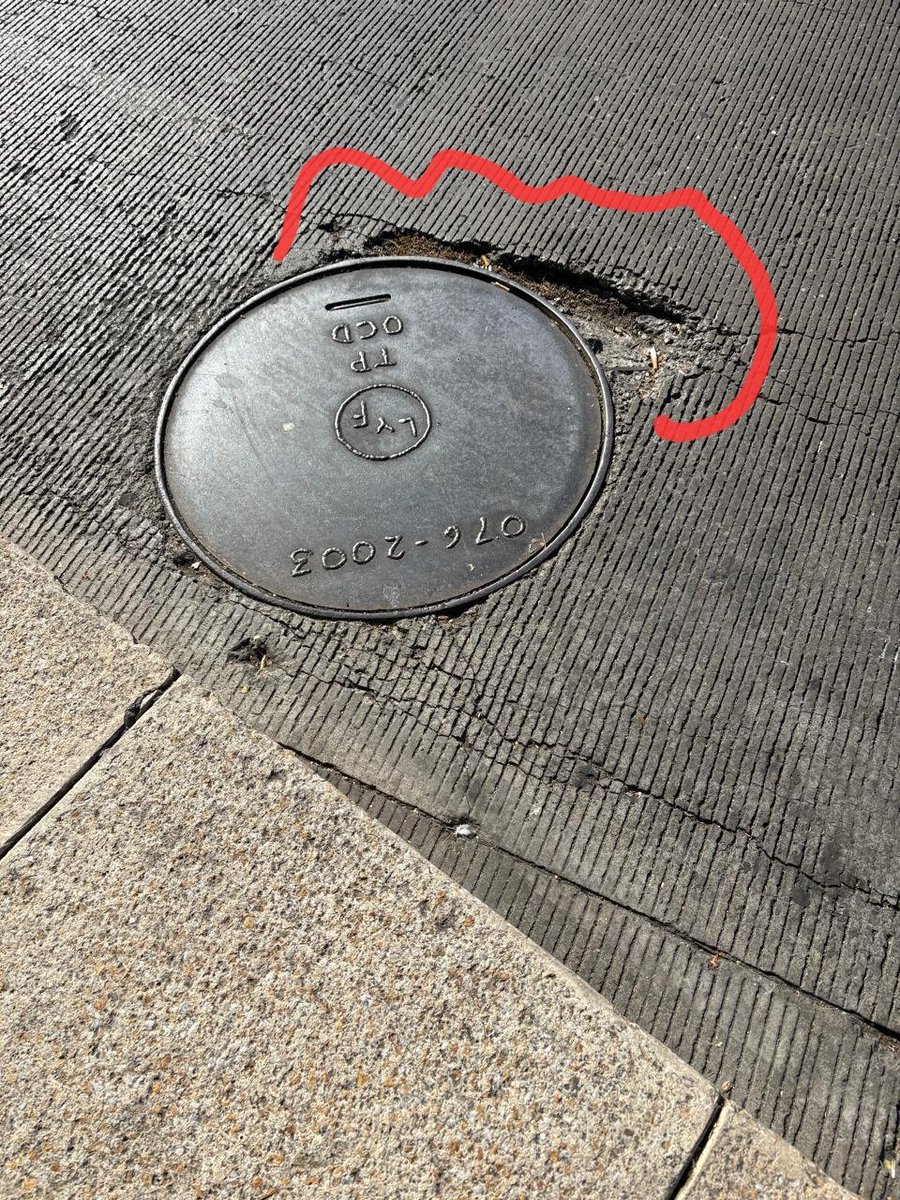 arqmexico's tweet photo. Importante #Reparar o #Tapar c mezcla fina , hueco en pavimento ,junto a coladera, en Avenida Juárez , rumbo poniente casi esquina c Paseo de la Reforma , #CDMX @AlcCuauhtemocMx @SOBSECDMX @ClaraBrugadaM 

Huecos y oquedades son peligrosos p ciclistas/ corredores, favor d reparar https://t.co/wud7zgdHih