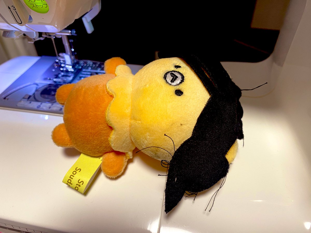 SweetChickClub's tweet photo. 〜よしのりができるまで〜

自分で型紙をおこします。
※毎回少しずつ改良します。
接着芯で前髪用の布を両面にします。
タックを縫います。
耳やチェーンの部分を処理します。
前後の髪を合体。

こうやって…
こうじゃ！

（型紙修正からカツラ状態まで数日…🥸この後、ヒゲやらヒゲをつけます。） https://t.co/Ma4VZojMj5