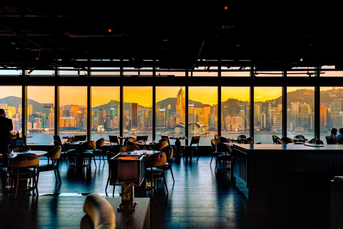 【SEVENTEENの香港ナイトアウト第１章：きらめくハーバーと特別な夜🌃】

人気K-POPボーイズグループSEVENTEENのMINGYUとVERNONが、香港のロマンチックな夜を満喫！