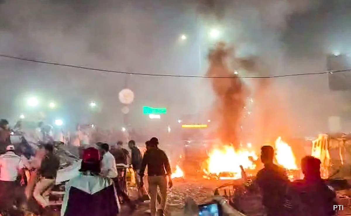 दिल्ली रेड फोर्ट मेट्रो स्टेशन के पास धमाका
कल शाम एक दिल दहला देने वाली घटना हुई। लाल क़िला मेट्रो स्टेशन गेट नं 1 के पास एक कार में जोरदार धमाका हुआ। यह हादसा शाम करीब 6:52 बजे हुआ जब एक सफेद Hyundai i20 कार में विस्फोट हुआ
धमाके में 8 लोगों की मौत और 19 से 24 लोग घायल हुए हैं