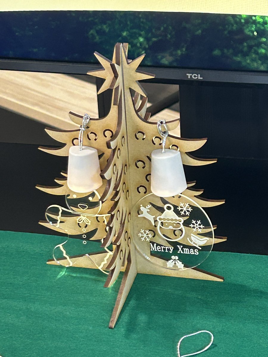 rifu_monomake's tweet image. レーザーカッターを使ってMDFのクリスマスツリーを作りましたー

細い紐付きのオーナメントならCの字の穴に引っ掛けられます。

 #レーザーカッター
 #MDF
 #クリスマスツリー
