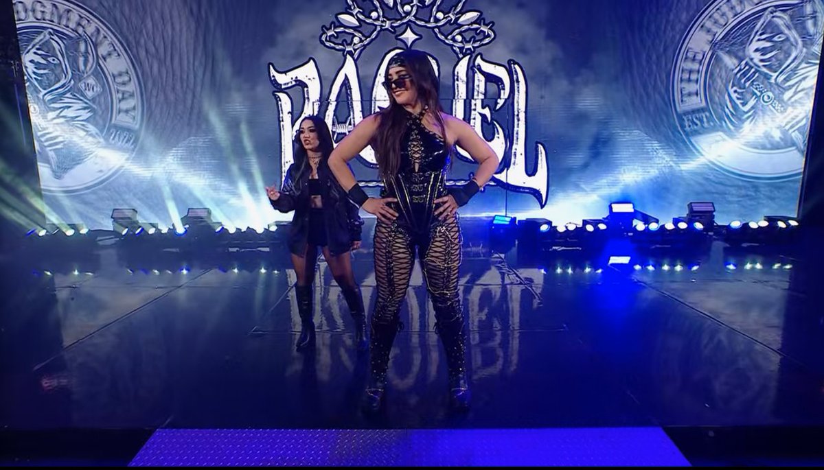 chicoestetos1's tweet photo. the jacket. the looks ☆ 🤍
@roxanne_wwe | #WWERaw https://t.co/Ui4SRZBAbG