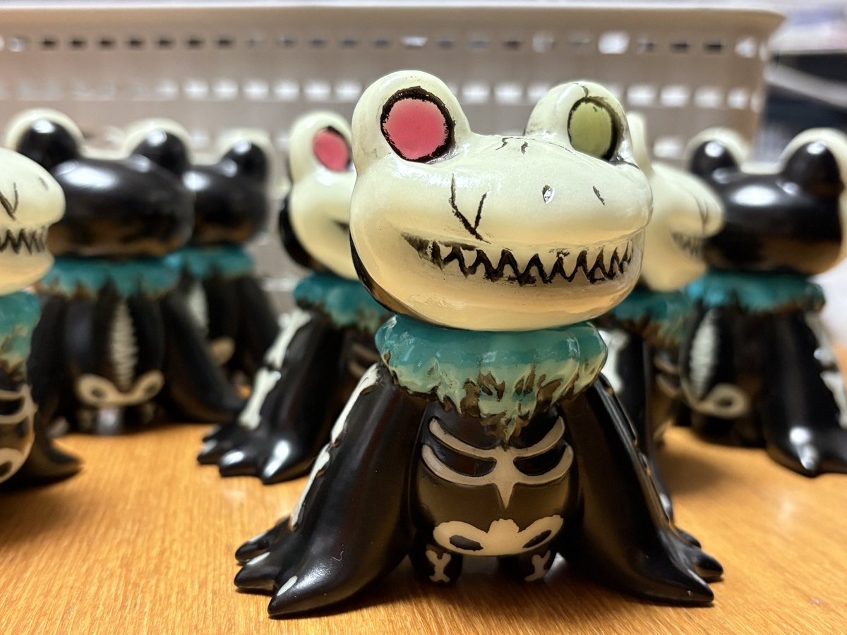 デザフェス準備と同時並行で
#深川おばけ縁日 に向けて準備中
ガシャ髑髏カールがワラワラ湧いてきました(今は目玉探し中)☠️👀

#ソフビ
#妖怪
#ガシャ髑髏
#デザフェス62