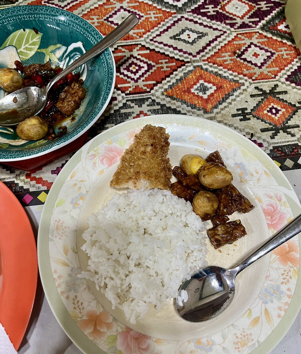 _goingthroughit's tweet photo. Finally utk pertama kali makan masakan istri🤩😋
Maklum istri wanita karir yg mandiri jd sibuk skaliii🤭🤪 https://t.co/H5GMaxmFJu