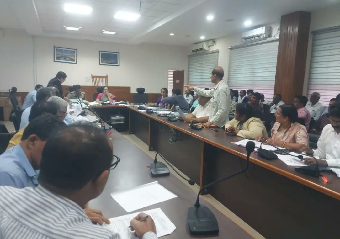 Newskarnataka's tweet image. Udupi DC directs private bus operators to install doors, ensure passenger safety

#UdupiNews #TransportSafety #BusRegulation #KarnatakaTraffic #PassengerSafety

newskarnataka.com/s/zj9pu1