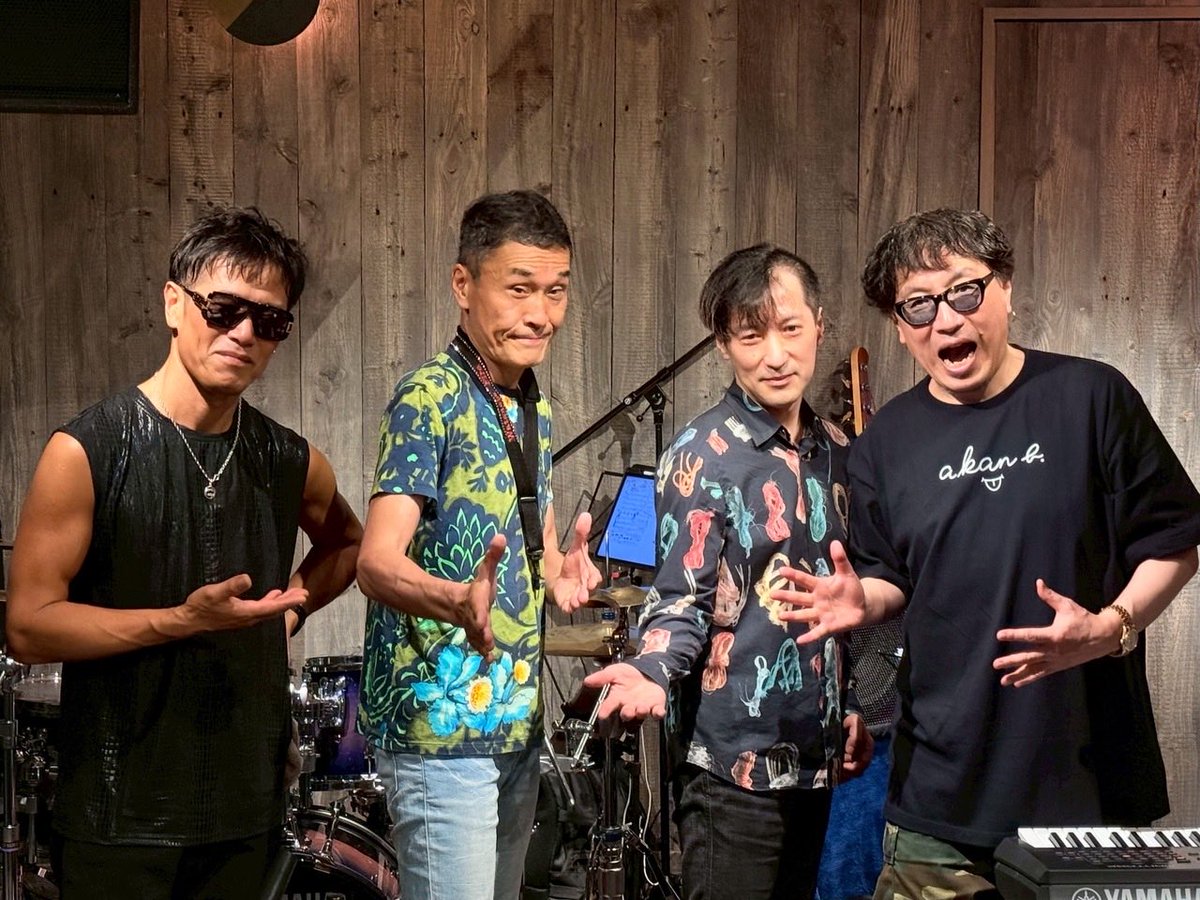 本日は桜新町ライヴです。

11/11（火）桜新町：NEIGHBOR
「渡辺ファイアー Plays Tenor」
渡辺ファイアー(T.Sax) 河野啓三(Kb) TAK斉藤(Bs) 岸田容男(Ds)
Open 18:30　Start 19:30
予約 ¥3,500-　当日 ¥4,000-
各税別 + 2order（1drink + 1food or 2drink）
03-6432-6895
neighbor-live.jp