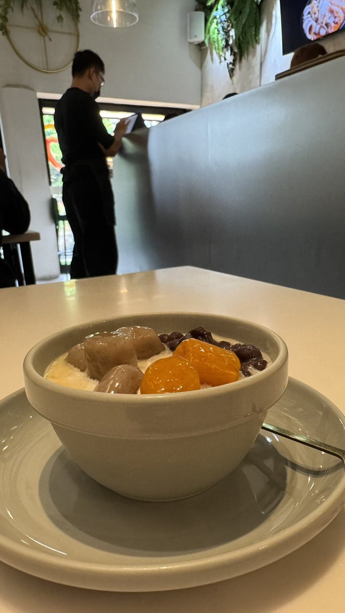 睡醒第一餐就吃泰式是什麼概念🤣🤣
這間也是在旅館附近
之前跟朋友來吃過一次
這兩天經過就一直想來吃
還好有推出一人套餐
不然已經約不到朋友的我
還真不知道要怎麼點🤣🤣
水果甜蝦球熱熱的很好吃
海鮮沒有想像中的多但也很有誠意
給了三隻大蝦
燉飯粒粒分明南洋風味重
甜點好吃不會太甜
#泰椰TAIYA