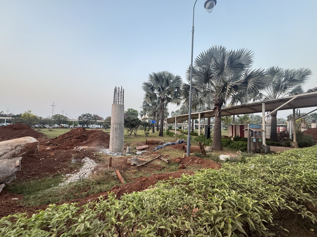 pymacbit's tweet photo. It used to be a calm, green spot for passengers &amp; locals to relax. 🌿
Now it’s chaos. 

#RaipurAirport @aairedresshq @aai_official @cg_raipur @CollectorRpr @RaipurSmartCity #raipur 

Please ensure development doesn’t mean destruction of public comfort. 🙏 https://t.co/SZ6fqftn7F