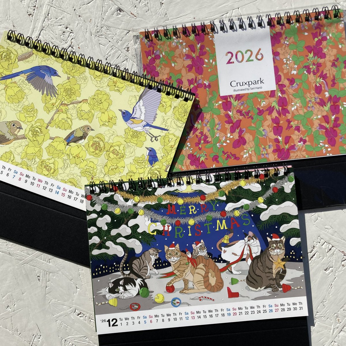 art_rectangle's tweet image. 🗓️【2026カレンダー展開中】🌿
ぐっと冷える近頃🍂次の年を迎える準備､カレンダーのご紹介💁🏻‍♀️例年のラインナップに加え､『おとなtoこども』さん､『CruXpark』さん､『清原遥』さんのカレンダーをお取り扱い開始✨壁掛けや卓上､ポスター､ふろしき…🐎サイズも絵柄も様々💭ぜひ店頭でご覧ください💡