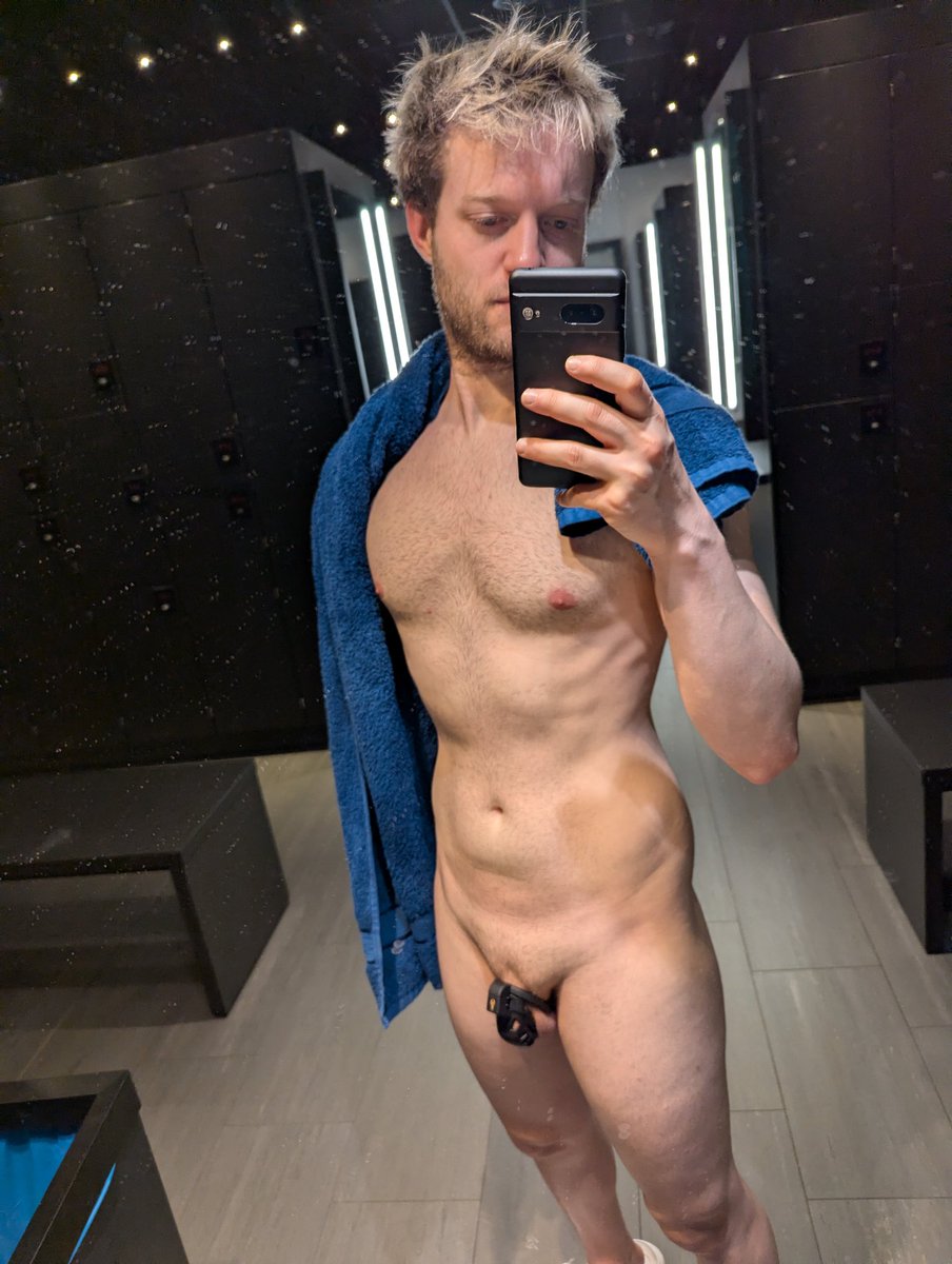 Late night gym.
Too bad there was no one around to catch me.

#gaychastity #teamlocked #gaysub #lockedsub