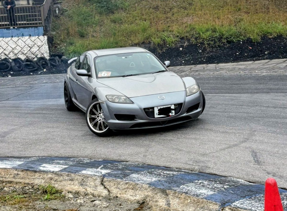 なんやかんや有りますがRX-8は遊びやすい車？かも😀エンジンが壊れやすいのは確かだけど、逆にエンジン以外はさほど壊れないんですよね。中古エンジンは桁違いに安いし、載せ替えしやすい環境があればOK
最終的に自分でロータリーバラして組めるようになるとベストでしょうが😅