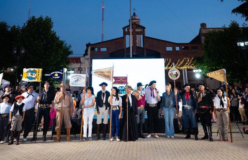 Celebramos el Día de la Tradición junto a familias, instituciones y artistas locales en la plaza San Martín.

Hubo desfiles, música, danzas folklóricas, destrezas criollas y la presentación de la Agrupación de Centros Tradicionalistas de Cañuelas.