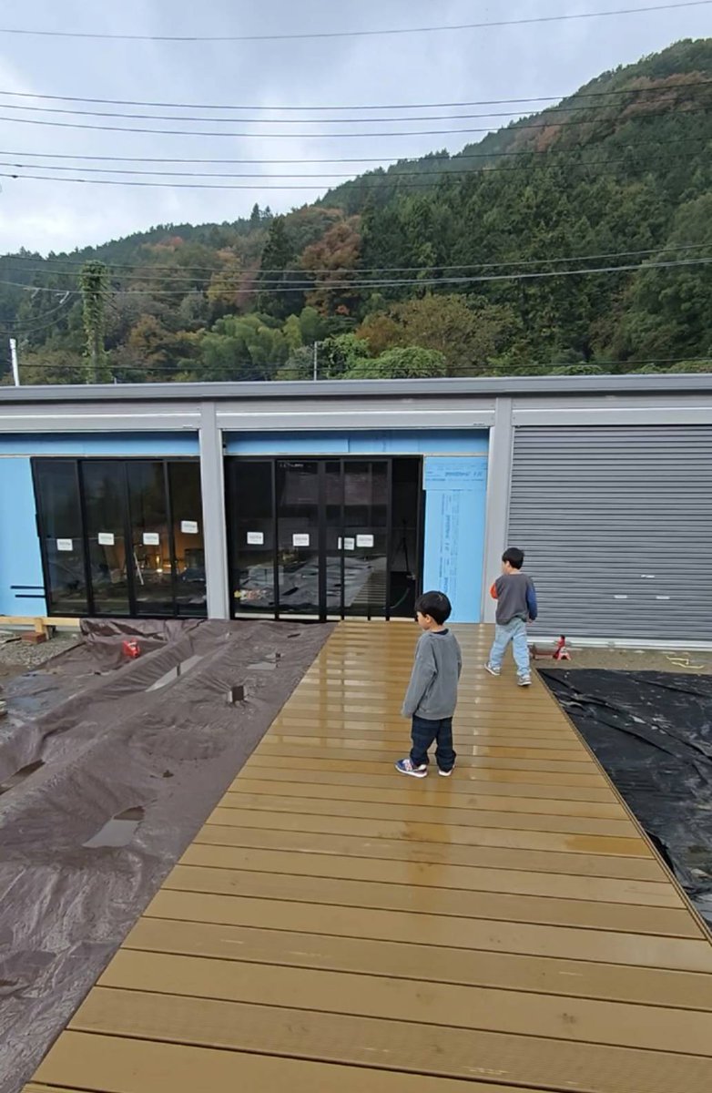 mokuseidayo's tweet image. 森に土地を買いイナバ物置で別荘を作ろうとしています。

窓と断熱材が貼れたので、壁を打ち張り紙を貼った。

通常は壁に石膏ボードを貼ってから、その上に壁紙を貼るけれども、…