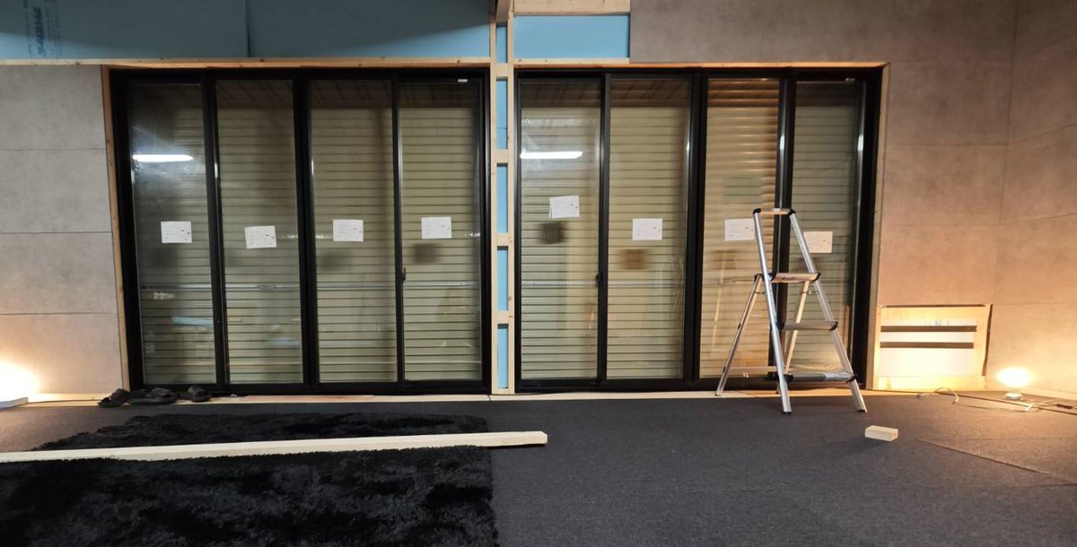 mokuseidayo's tweet image. 森に土地を買いイナバ物置で別荘を作ろうとしています。

窓と断熱材が貼れたので、壁を打ち張り紙を貼った。

通常は壁に石膏ボードを貼ってから、その上に壁紙を貼るけれども、…