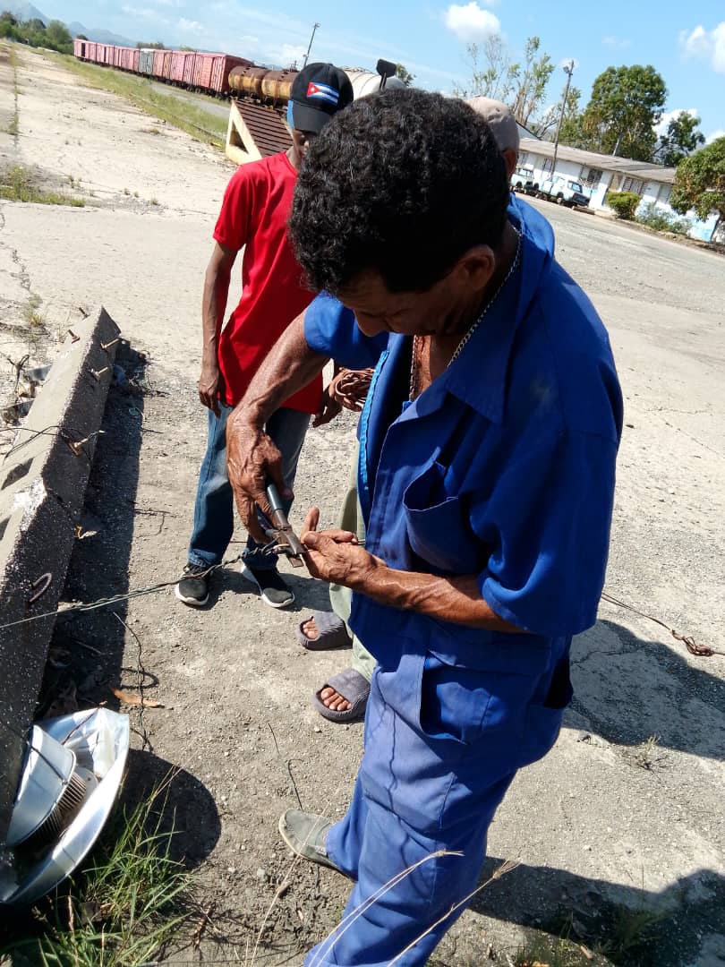 DelmaPerez23321's tweet image. Labores de recuperación por los compañeros de la UEB COSIE #SantiagoDeCuba  en el CCD y Operador de la Estación Senén Casas para dar vitalidad a las operaciones ferroviarias#juntos#viaferrea#HuracanMelissa