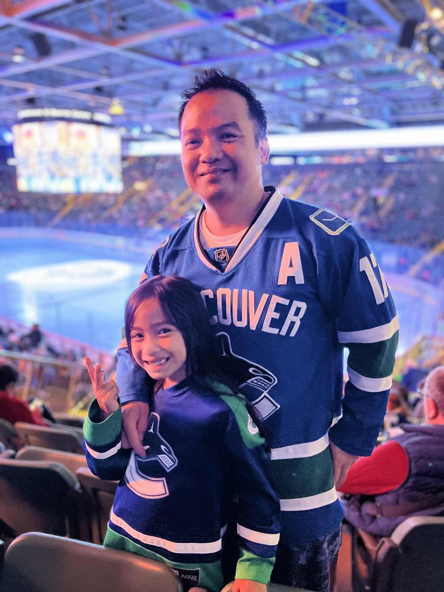 Thank you to <a href="/Canucks/">Vancouver Canucks</a>forKids for always thinking of CAN families to send to the game! 💙💚

Ticket donations are just one of the many, many ways that the @Canucks &amp; @AbbyCanucks make an impact in our community.

The Singsons were among a few of the lucky CAN families who have