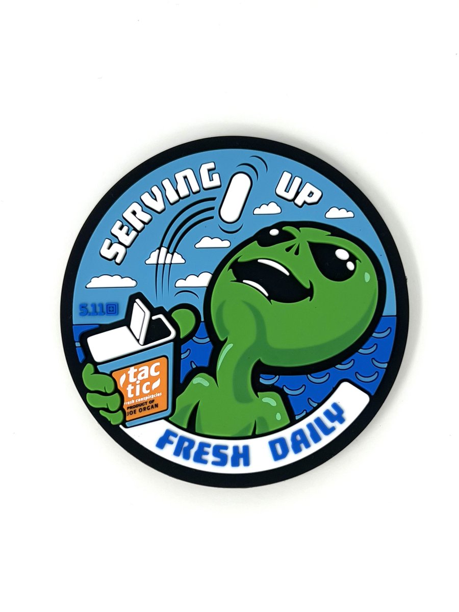 PATCH_EX_JAPAN's tweet image. 【ALIEN TAC TIC PATCH】

5.11の遊び心が凝縮されたエイリアンデザイン。
“SERVING UP / FRESH DAILY” のメッセージが、ギアにも気分にもフレッシュなアクセントを与えてくれます。

鮮やかな配色＋ユニークなタッチで、装備の雰囲気を一気に明るく。

#511tactical
#PATCHEX
