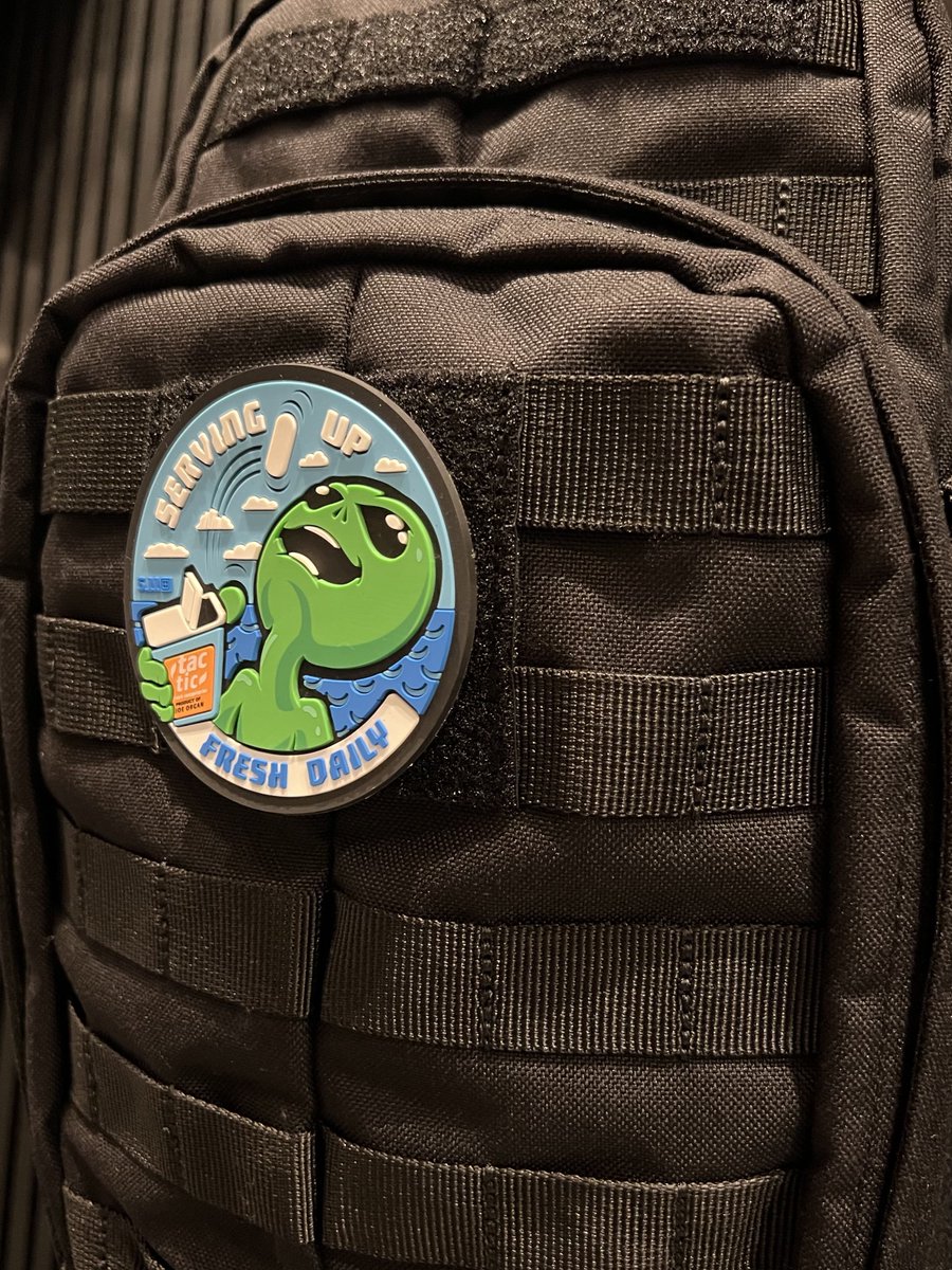 PATCH_EX_JAPAN's tweet image. 【ALIEN TAC TIC PATCH】

5.11の遊び心が凝縮されたエイリアンデザイン。
“SERVING UP / FRESH DAILY” のメッセージが、ギアにも気分にもフレッシュなアクセントを与えてくれます。

鮮やかな配色＋ユニークなタッチで、装備の雰囲気を一気に明るく。

#511tactical
#PATCHEX