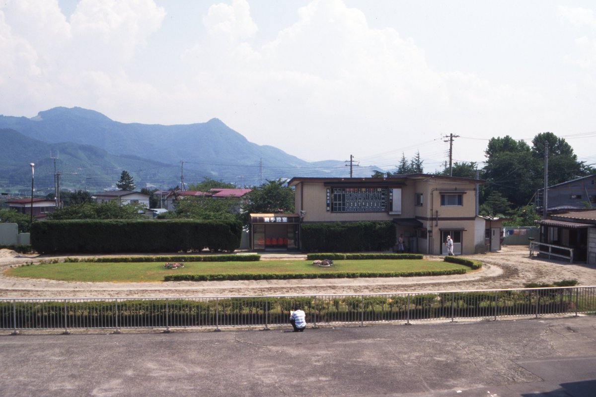 nar_keiba's tweet photo. 【懐かしい写真 アップします📷】
#上山競馬場 (山形県上山市)

かみのやま温泉エリアの自然豊かな立地にあり、小国博行・関本淳・前野幸一元騎手などが活躍。カガリスキーやセタノキングといった名馬のほか、晩年のツインターボも所属。また、DG競走「さくらんぼ記念」も行われていました。 https://t.co/K30XNCpKXx