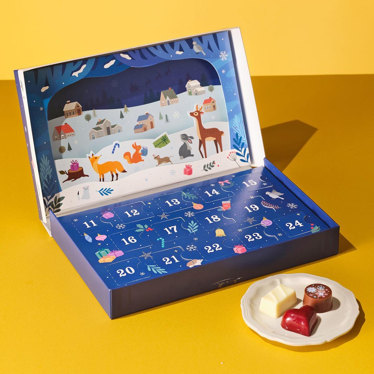 箱を開くとウサギやキツネなどが描かれた、かわいい切り絵の世界が