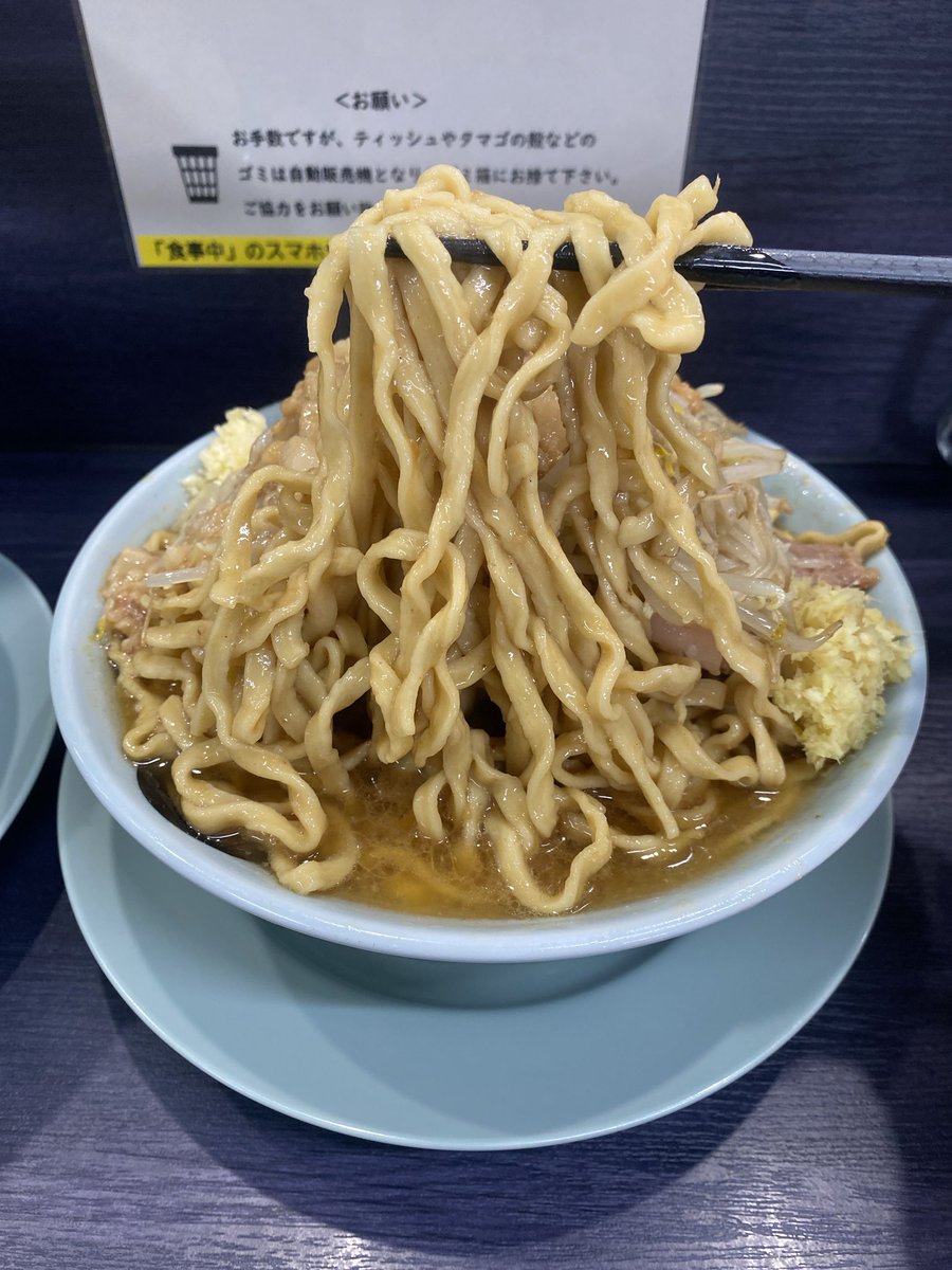 オリバーヌードル
・ラーメン
・ミソアジ
・大盛り×2
・ブタマシ
・アブラマシ(別皿)
・ネギ
…色々ありがとうございました!
…delicious!!