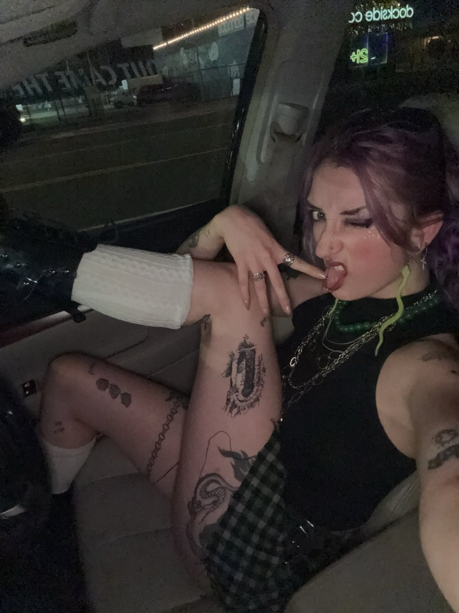 st4rfvckr's tweet photo. neighbor said i can’t have my ass out:( https://t.co/l4pHPf4ZJg