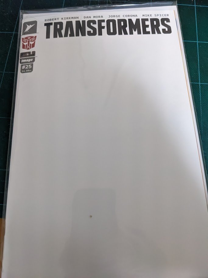ジャパコミのコミッション制作過程です。今回はブランクカバーというものに挑戦。ぜんぜん知らなかったのですがアメコミの表紙の絵が空白になったものだそう(画像1)直接シャーペンで下描き。思ったより描きやすいです(画像2)ドローイングペンでペン入れ(画像3)この後着色して会場でお渡しします