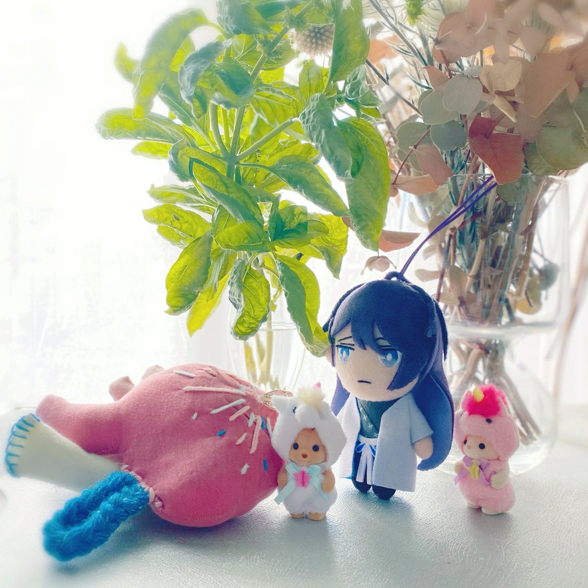 友達が育てたバジルと、別の友達ムスメが作った心臓と、うちのユニコーンバニアと先生。