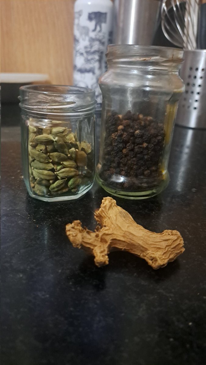 minivets's tweet image. Ginger dried up. इलायची and black pepper to the rescue.
Doodh chai, aankh khul jaay.
#KeepCalmCarryOn