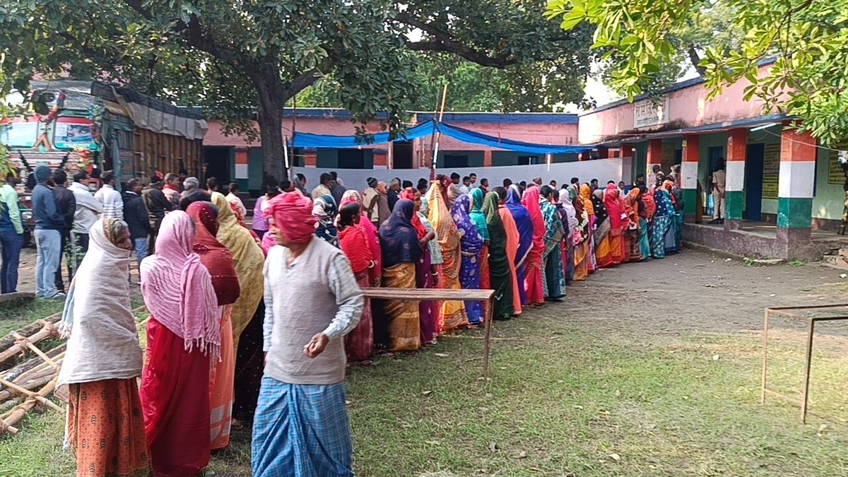 ArngDistrict's tweet image. 🔥 औरंगाबाद बोले – वोट हमारा, गर्व हमारा! 🇮🇳
🗳️ “हर वोट पड़ेगा, इतिहास बनेगा!” 💪
चलो निकलें मतदान केंद्र की ओर —
बिहार में अव्वल बनाना है! 🌟
#AurangabadVotes #MatdaanMahotsav #BiharElections2025 #VoteForChange
@CEOBihar @ECISVEEP