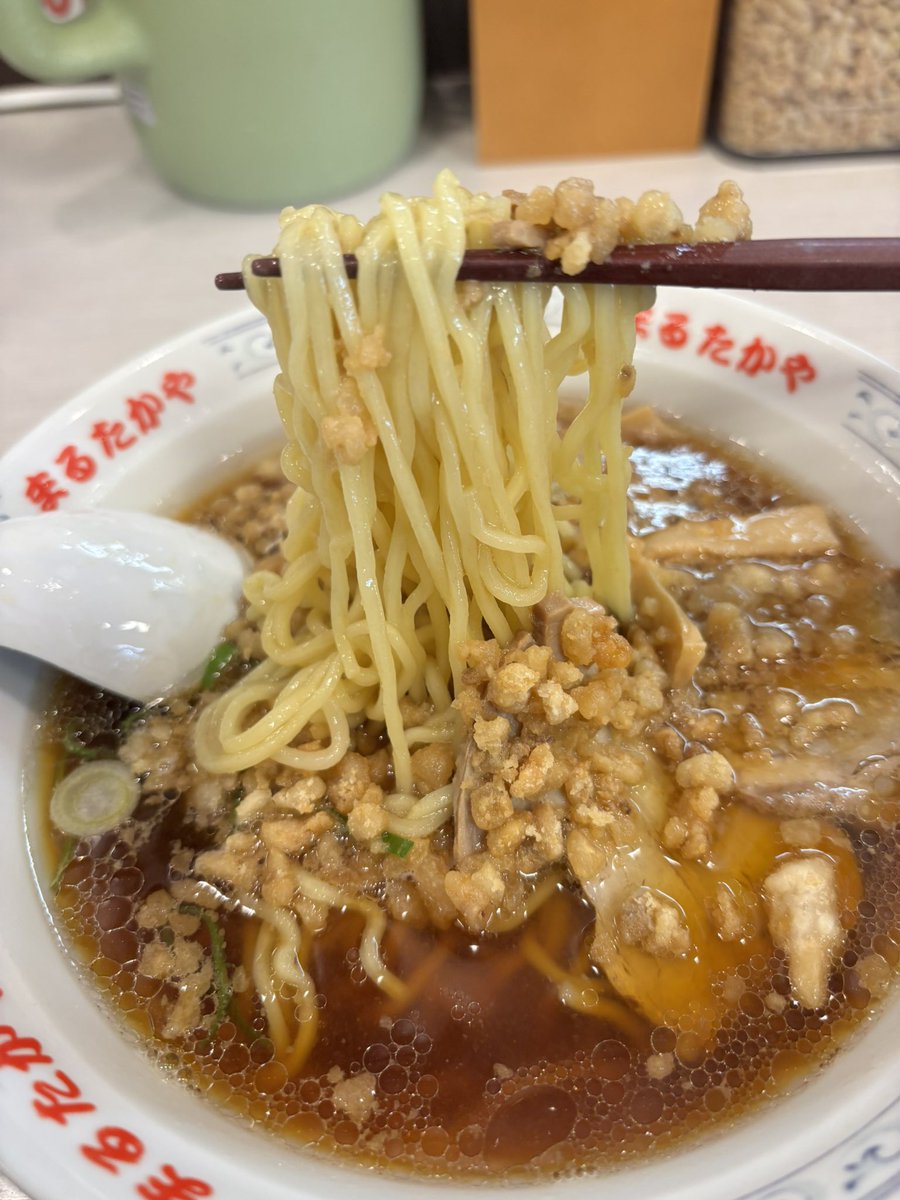 slotseventh's tweet photo. 富山のラーメン‼️‼️
まるたかや✨
ラーメン、ライス中！
脂カスは大さじ2杯投入〜
やっぱうめぇ〜😆 https://t.co/iA8uDDsLCu