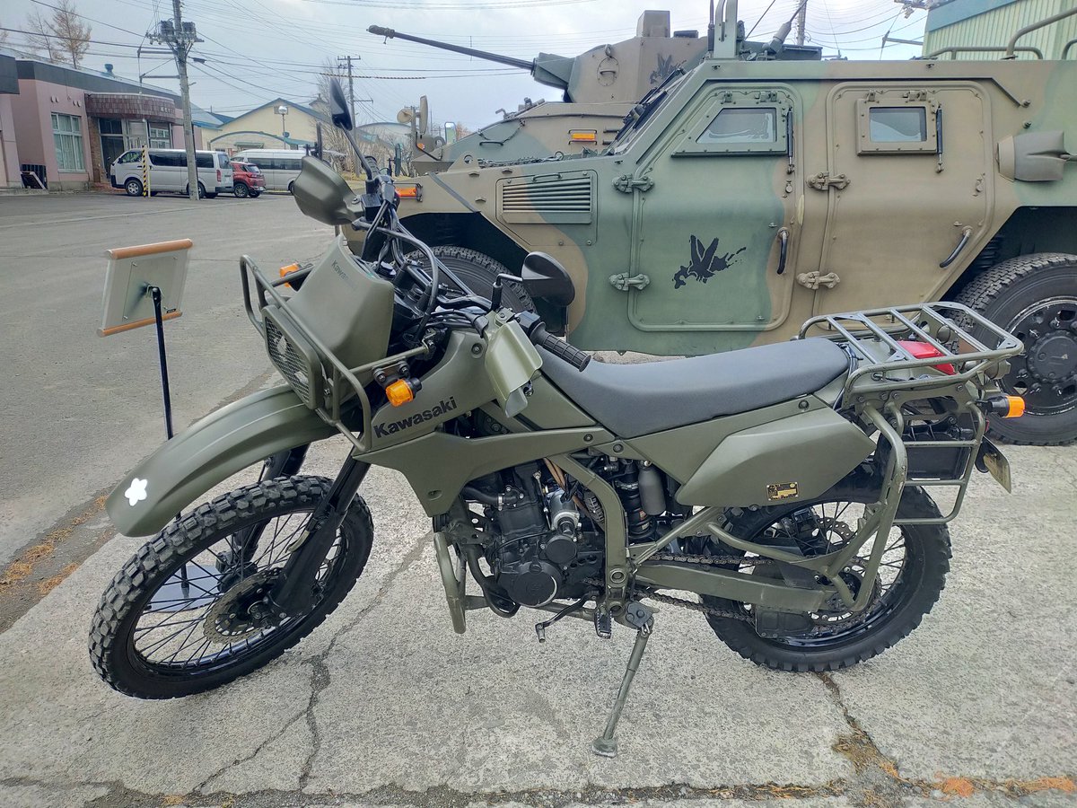 m_c_turbo's tweet image. 某駐屯地装備品展示会場でKLX250が展示されていた。
250ccだけどシート高が自分の125と大差なく見えて乗りやすそう。
リヤに箱も付けやすそうだし、インジェクションなら欲しい。