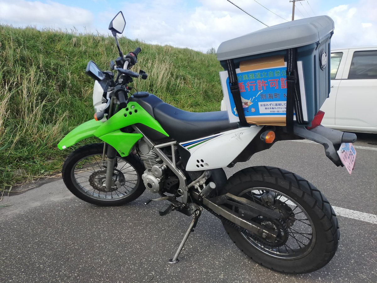 m_c_turbo's tweet image. 某駐屯地装備品展示会場でKLX250が展示されていた。
250ccだけどシート高が自分の125と大差なく見えて乗りやすそう。
リヤに箱も付けやすそうだし、インジェクションなら欲しい。