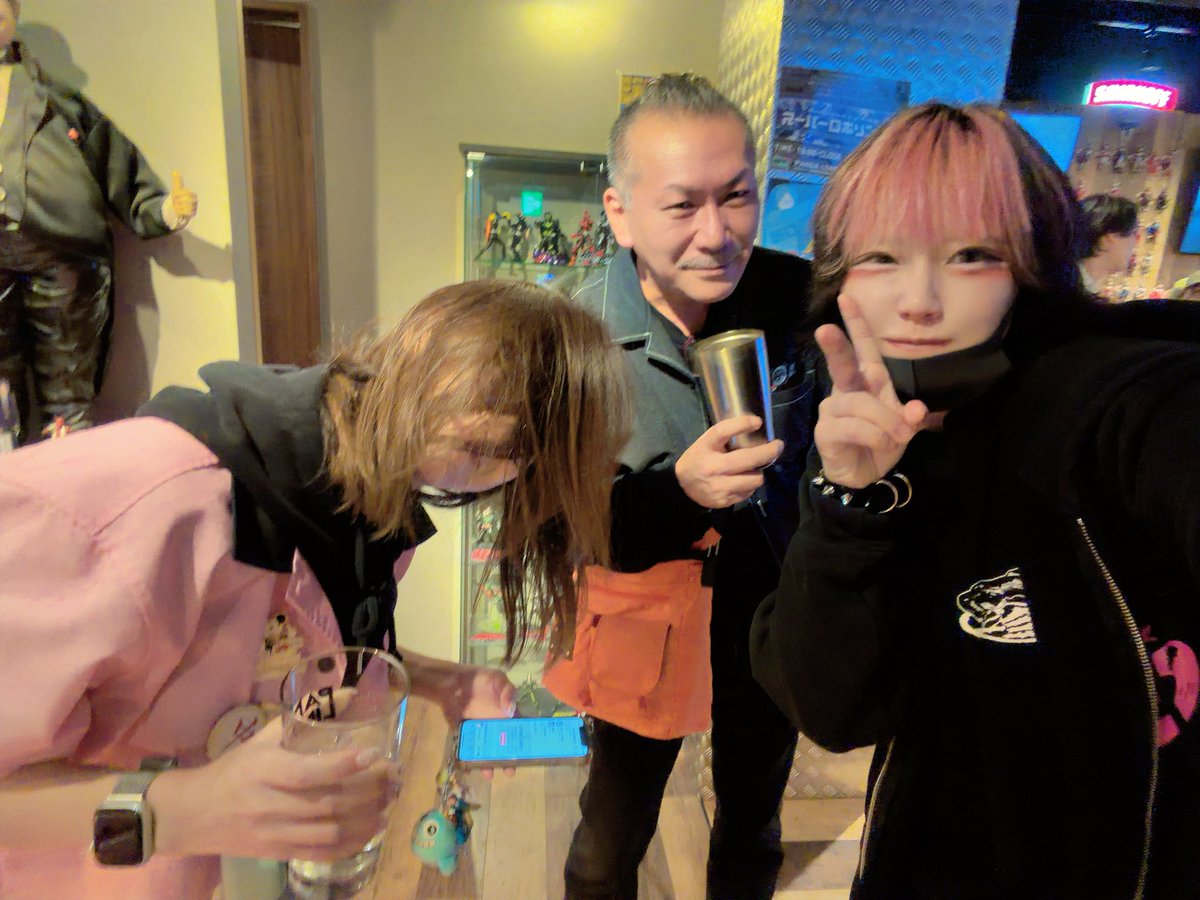 kai_422's tweet photo. 昨日は
新宿PANDA LINDAにて
ALLiCAの定期公演
「僕らの在処vol.5」

日本各地や海外からも‼︎
みんな、ありが��う🙌😊🌏

ALLiCAの新曲
「世界が一つじゃなくても」
どうだったかな(´˘`)

曲もライブもワシ自身も
もっと育てていくよ🐣

遠くにあるものじゃなくて
目の前にあるものを大切に
しながらね☺️

昨日は
濱田さんも
もんてろもいて
本当楽しかったぁ🙌✨
この2人がいると安心する😮‍💨