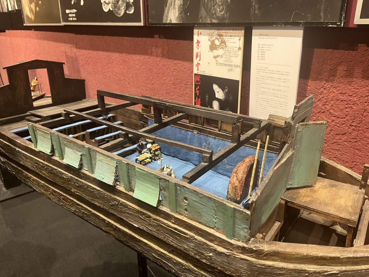 堀尾幸男展、今日より開始！

昨日は座・高円寺の地下2階Gallery アソビバで開催される堀尾幸男舞台美術展の仕込みをお手伝いさせていただきました。

数々の舞台模型の展示と並んで、横浜ボートシアターの仮面と写真も展示！

無料でご覧いただけますので、ぜひお気軽に足をお運びください。