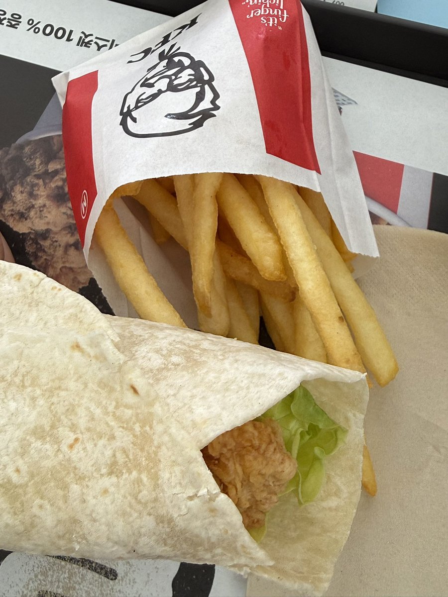 KFC 트위스터 
스낵랩보다 큰데 맛은 비슷!!