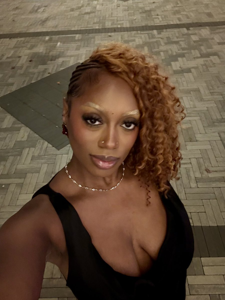 thequeentiana's tweet image. #pfp +1