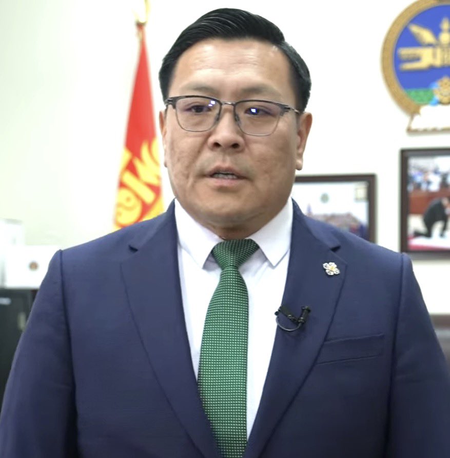 Энэ сэжгийн коммунистийг байхад МАН-ын их хурал шударга болно гэж найдалтгүй юм байна. Дамраадаа үнэнч байсны шагналд жагсаалтаар гишүүн болчихоод Хяналтын хорооны даргаа өгөхгүй гүрийж өөрийн үнэнч нохдоо мөнгө тараагаад ч хамаагүй төлөөлөгчөөр сонгож байгаа юм байна. Эд нар бүр