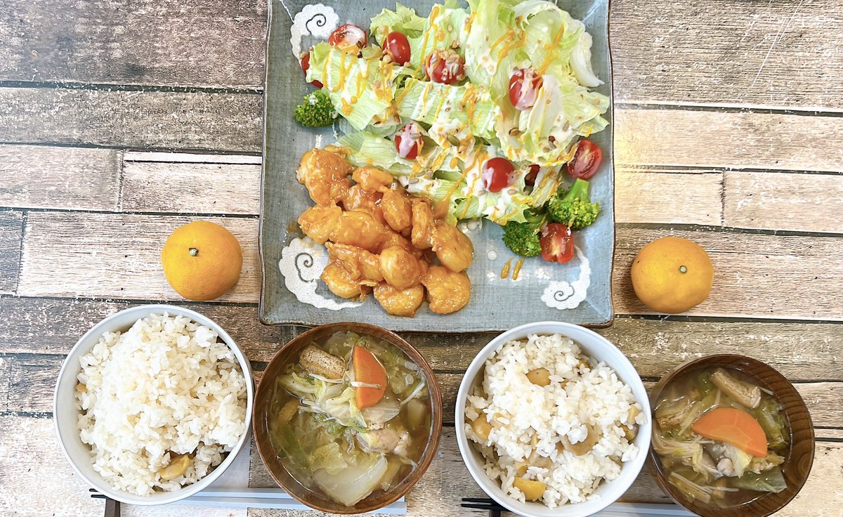 usausami2222's tweet photo. 今日の朝ごはんは海老チリモドキ、カラフルサラダ、栗ご飯、鶏鍋。最近、冷凍下ごしらえや蒸し料理を勉強して、短時間でたくさんのおかずが作れるようになりました。 https://t.co/IfpUo0oMIb